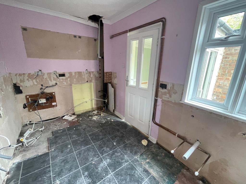 Lot: 163 - SEMI-DETACHED HOUSE FOR IMPROVEMENT - Kitchen area in shell condition